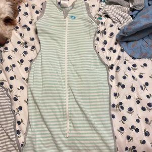 Green and white love to dream sleep sack. Large-19-24 lbs. 1.0 TOG. GUC.